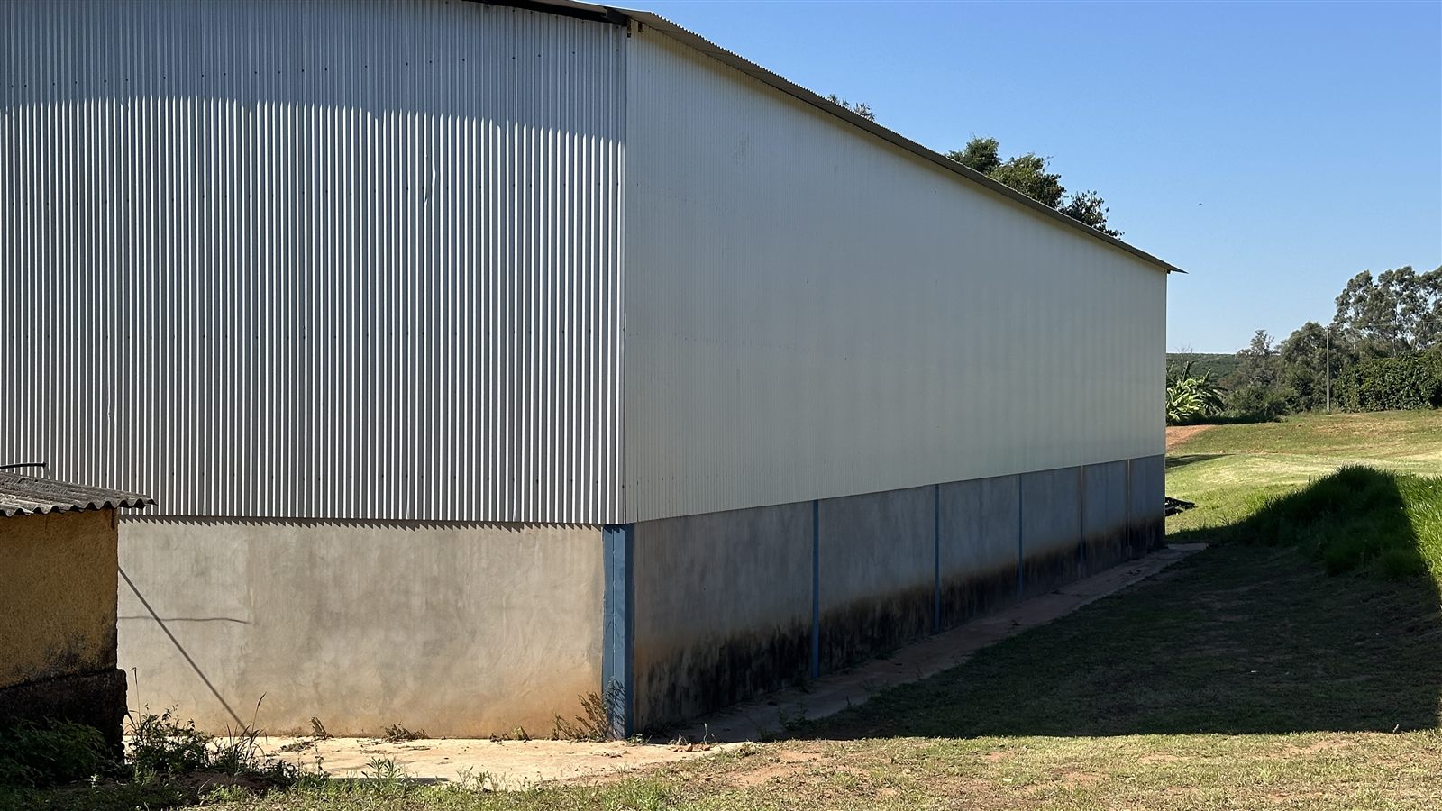 Vista lateral do galpão agrícola em estrutura metálica executado pela Bresse Engenharia